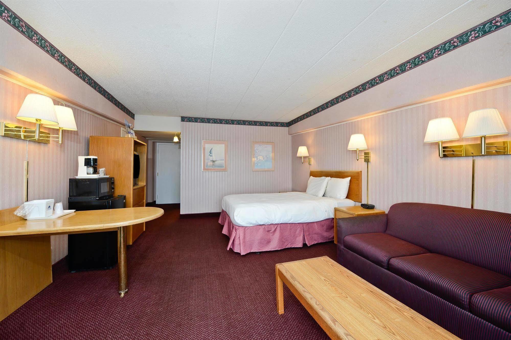 โฮเวิร์ด จอห์นสัน บาย วินด์แฮม เบนตัน ฮาร์เบอร์ Hotel เบนตันฮาร์เบอร์ ห้อง รูปภาพ